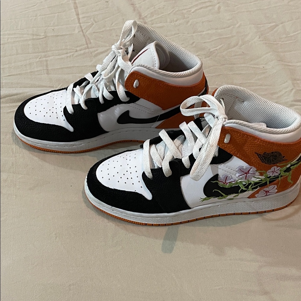 NIKE AIR JORDAN 1 MID SE (GS) "BLOSSOM" WHITE, BLACK, ORANGE - SIZE 4.5Y